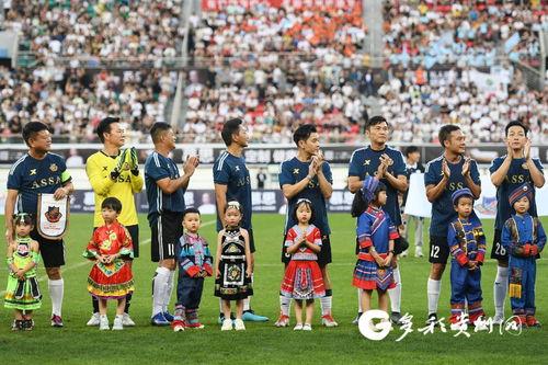 中国模仿足球明星网红,中国网红模仿足球明星风采再现