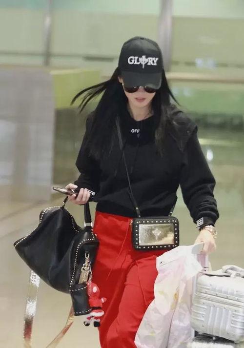 明星网红穿红色卫衣,明星网红演绎时尚卫衣新风尚